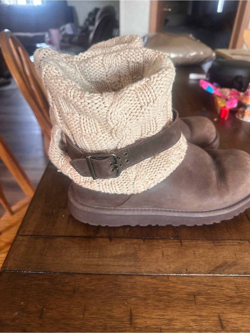 Uggs Womans 6, woven tops